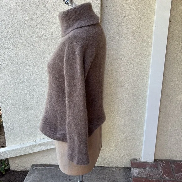 Rails Cashmere & silk blend beautiful sweater from Bloomingdale’s - Picture 4 of 11